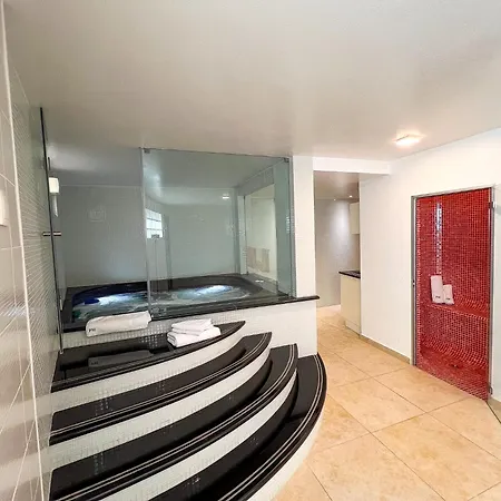 Luxury 4-suite Villa, Pool, Jacuzzi, Games Αλμπουφέιρα
