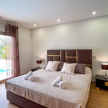 Βίλα Luxury 4-suite Villa, Pool, Jacuzzi, Games