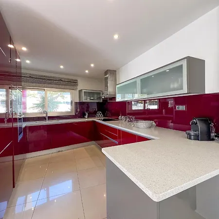 Luxury 4-suite Villa, Pool, Jacuzzi, Games * Albufeira